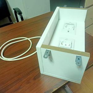 قطع غيار علبة كهرباء خشب بتجهيزة كهرباء 2 بريزة  مقاس 14 سم × 25 سم أبيض 