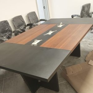 طاولة اجتماعات خشب MDF مستطيلة مقاس 240 سم × 130 سم  علي هيكل خشبي ,تخانة القرصة 4سم + عدد 3 بواط اسلاك معدن مستورد متعدد الالوان 