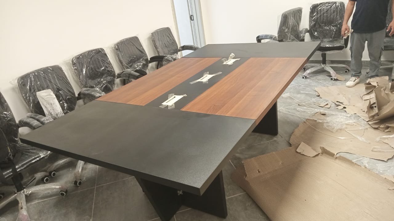 طاولة اجتماعات خشب MDF مستطيلة مقاس 240 سم × 130 سم  علي هيكل خشبي ,تخانة القرصة 4سم + عدد 3 بواط اسلاك معدن مستورد متعدد الالوان 
