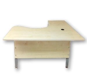 مكتب خشب MDF حرف (L) ستارة خشب على شاسيه معدن يشمل 3 درج ثابت مع سنتر لوك مقاس 140 سم × 120 سم 