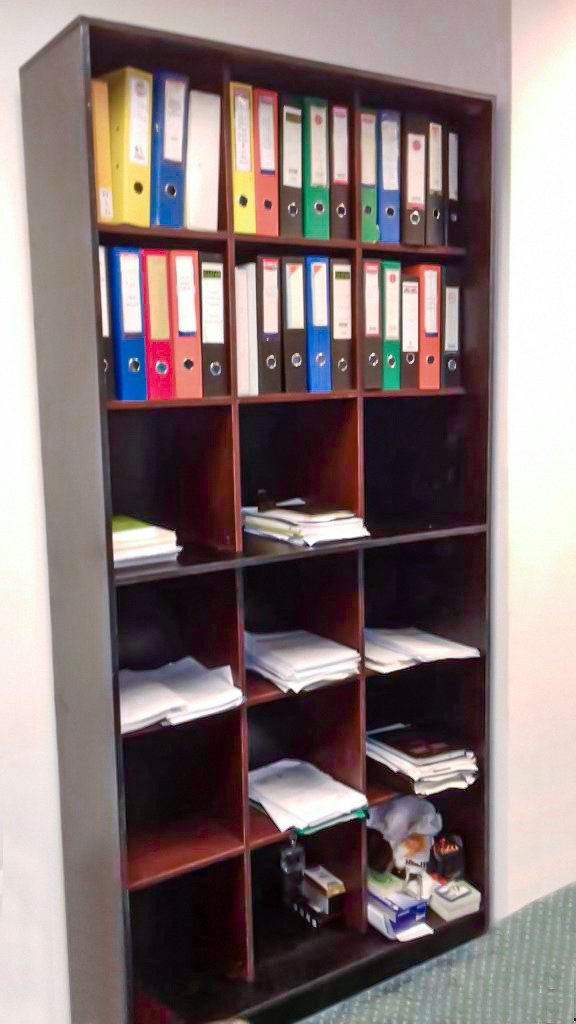 مكتبة مستندات خشب MDF مقسمة خانات من اعلي ومن اسفل مقاس 200 سم × 120 سم × 40 سم 