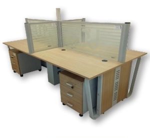 خلية عمل خشب MDF بفواصل زجاجيه (لوجو الشركة) × معدن وحدة اداراج متحركة 3 درج مزودة بتجهيز كهرباء من اسفل واعلي المقاس والسعر للفرد 100 سم × 60 سم